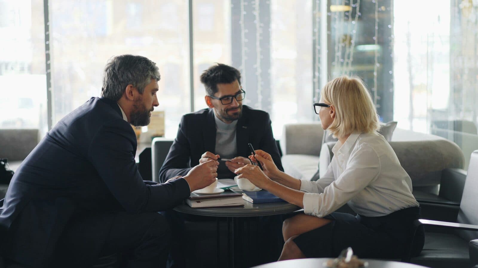 Beratungsgespräch am Tisch in hellem Büro