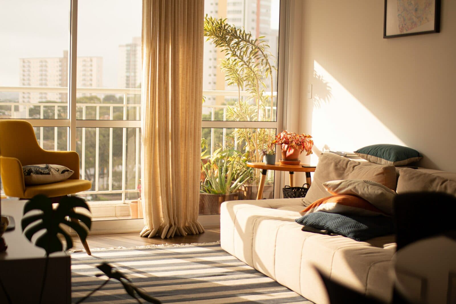 Sonnendurchflutetes Wohnzimmer – ein gut abgesichertes Zuhause