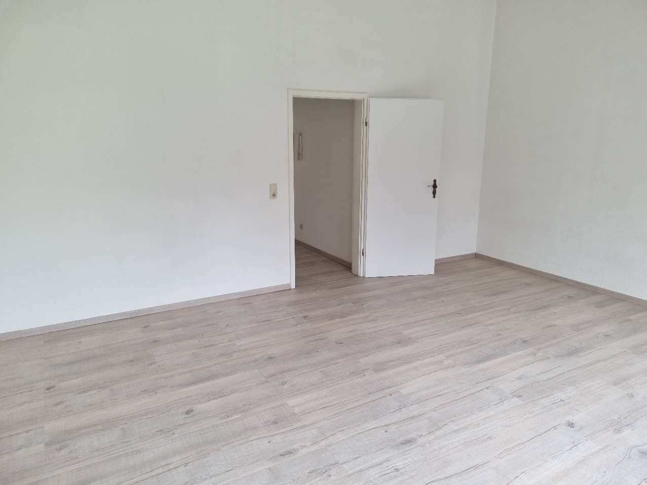 Renovierte 1 Zimmer Wohnung in zentraler ruhiger Lage – Bild 3