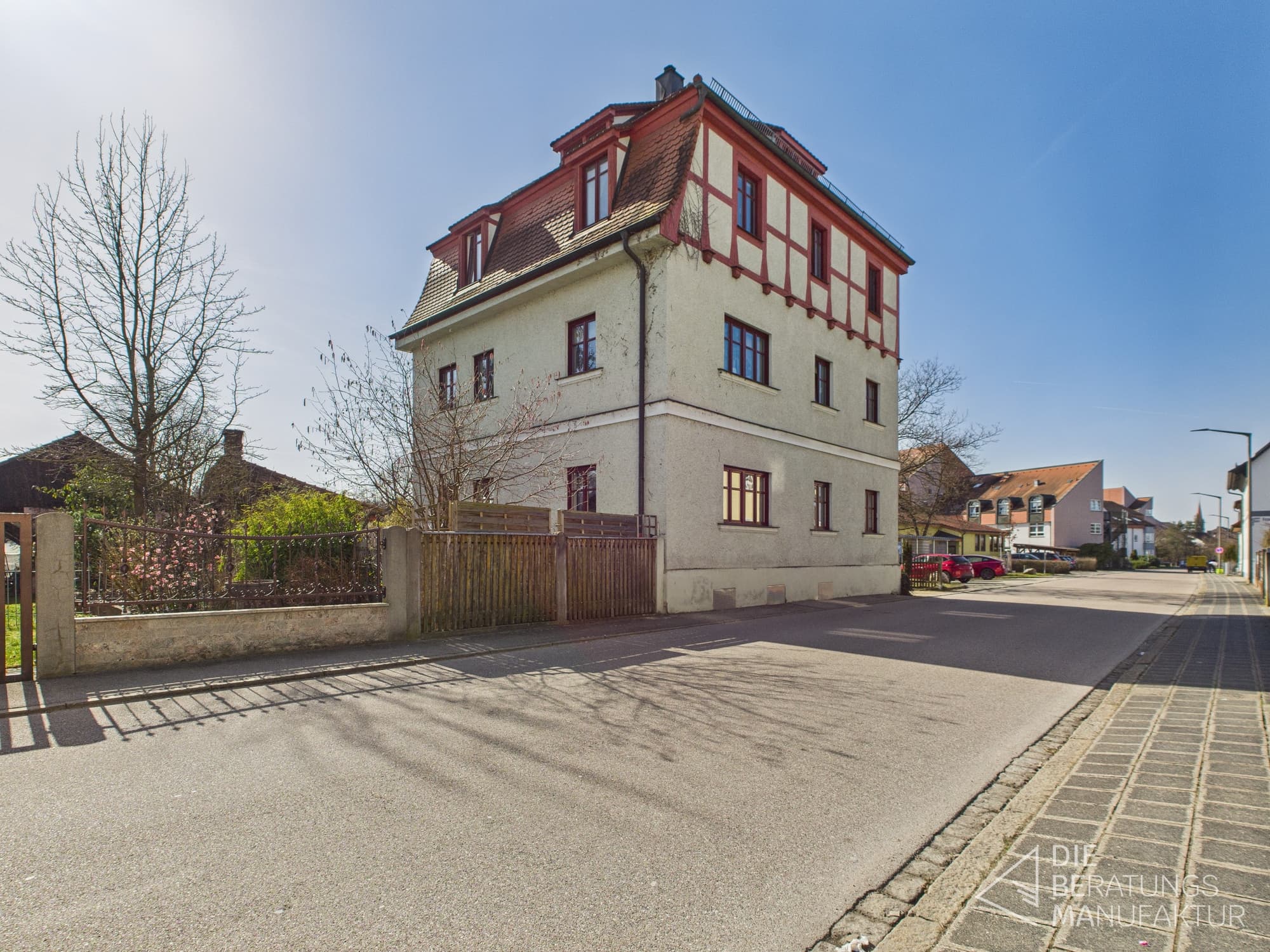 Attraktives Zweifamilienhaus mit großem Grundstück in begehter Wohnlage von Roth – Bild 3