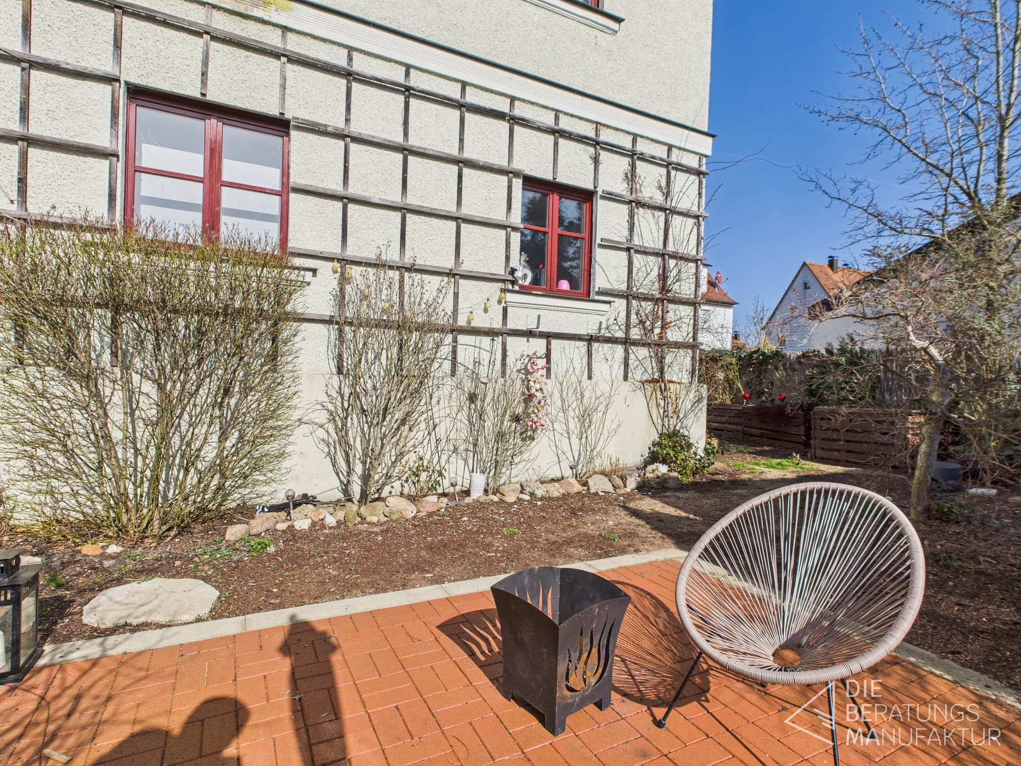 Attraktives Zweifamilienhaus mit großem Grundstück in begehrter Wohnlage von Roth – Bild 2
