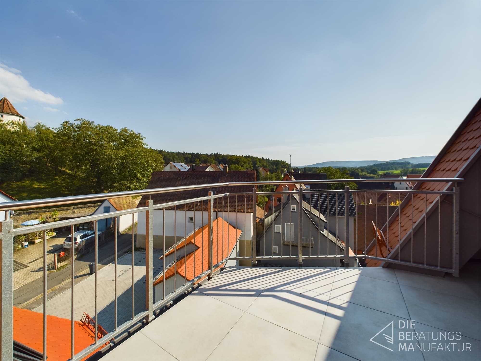 Moderne 3-Zimmer Dachgeschosswohnung direkt am Schloss – Bild 2