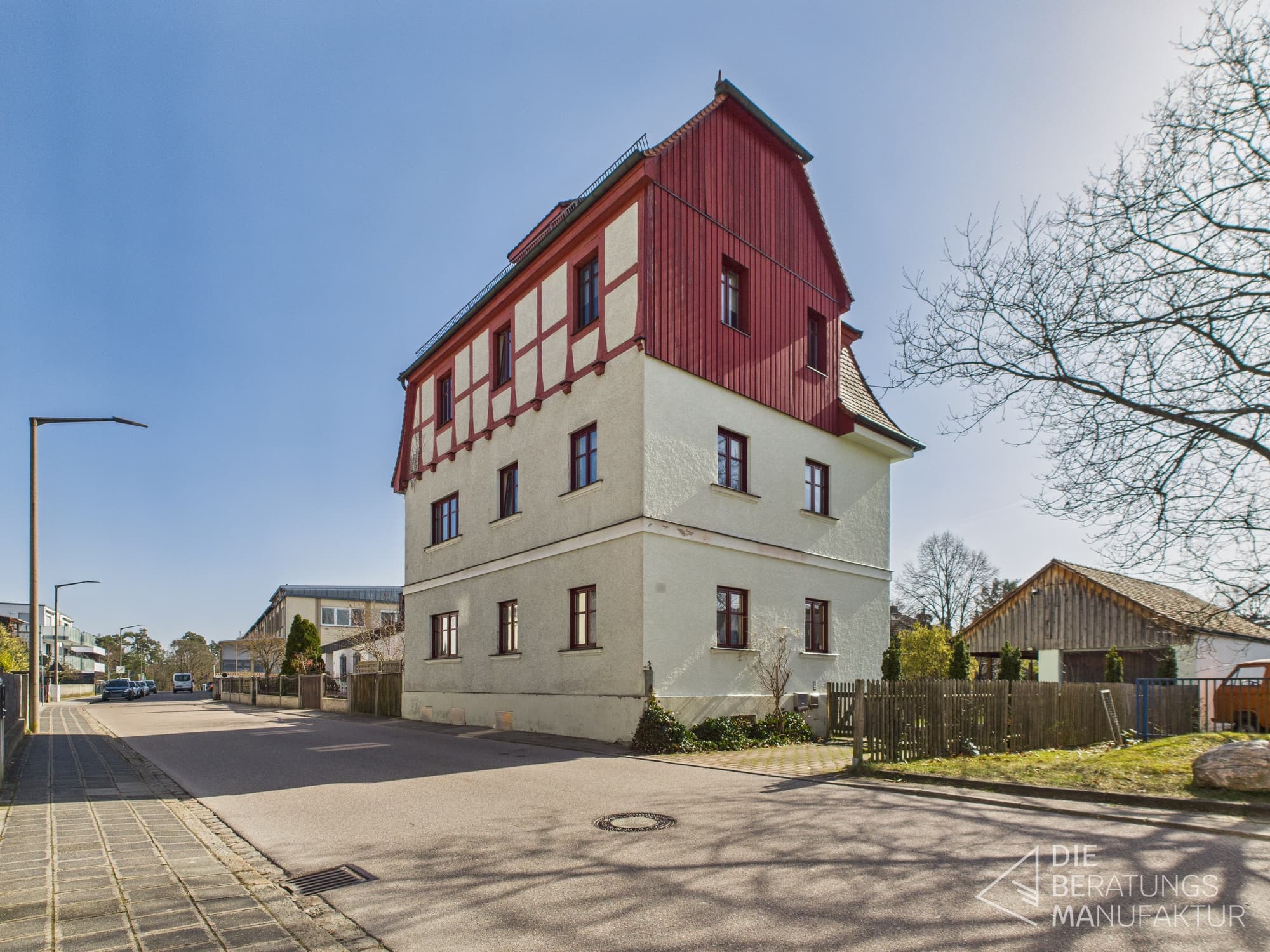 Attraktives Zweifamilienhaus mit großem Grundstück in begehter Wohnlage von Roth