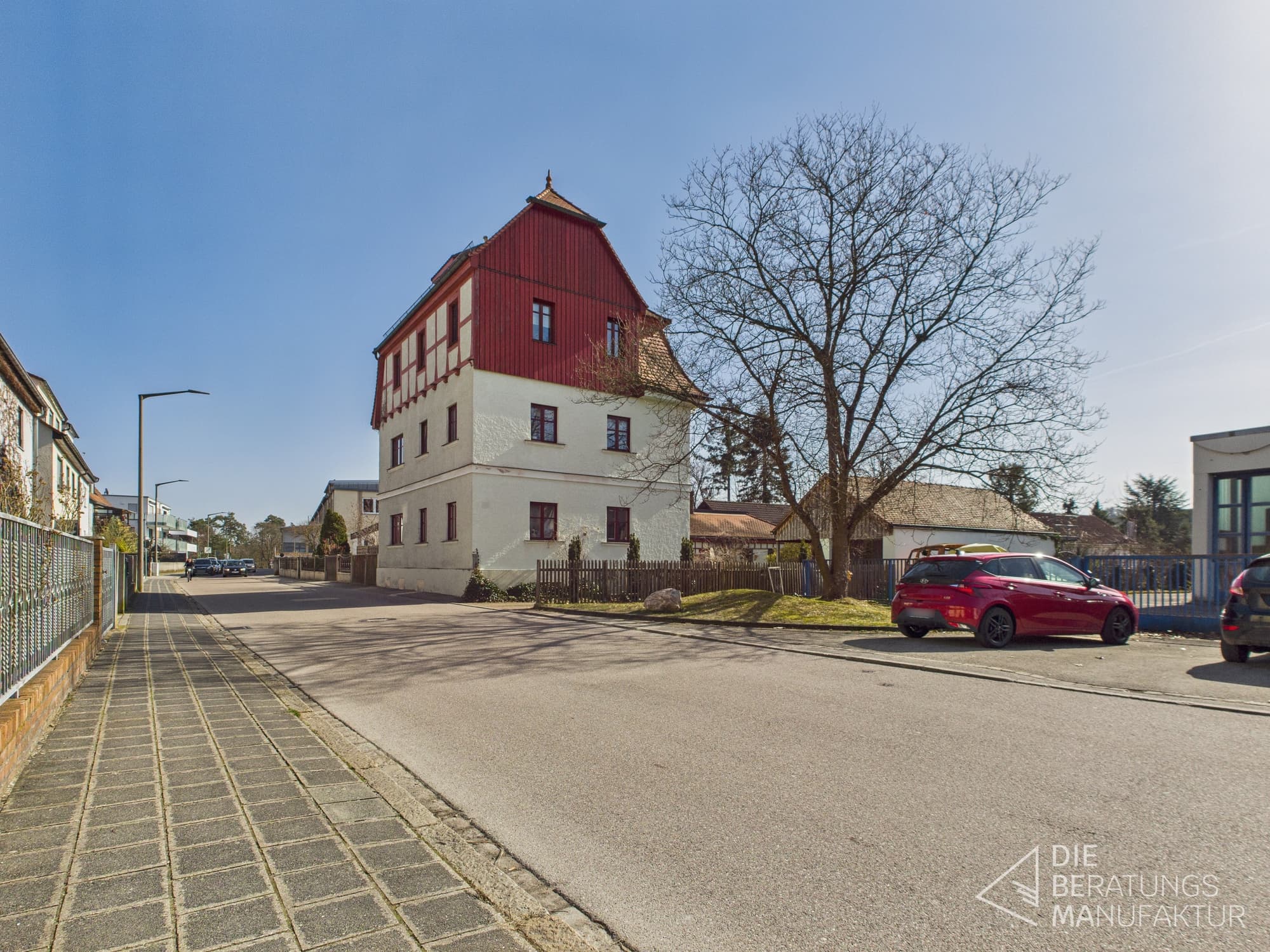 Attraktives Zweifamilienhaus mit großem Grundstück in begehter Wohnlage von Roth – Bild 2