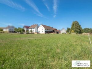 Blick von Wiese auf Hof
