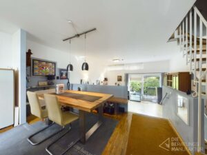 Esszimmer mit Gartenblick