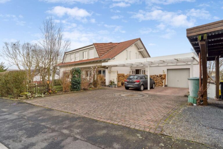 Vorderansicht mit Carport