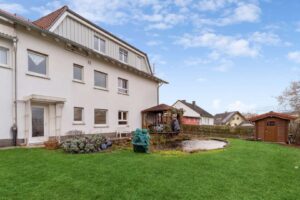 Hinteransicht mit Garten