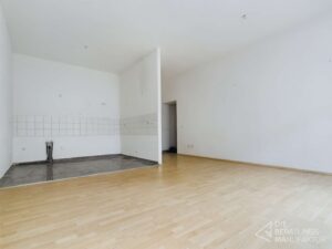 Wohnzimmer mit Blick in die offene Küche