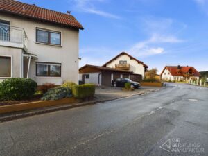 Blick von der Strasse Eingang mit Garagen